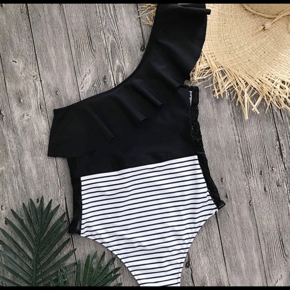 ONLY 1 LEFT!!! 🛍 One-shoulder swimsuit - Picture 3 of 4